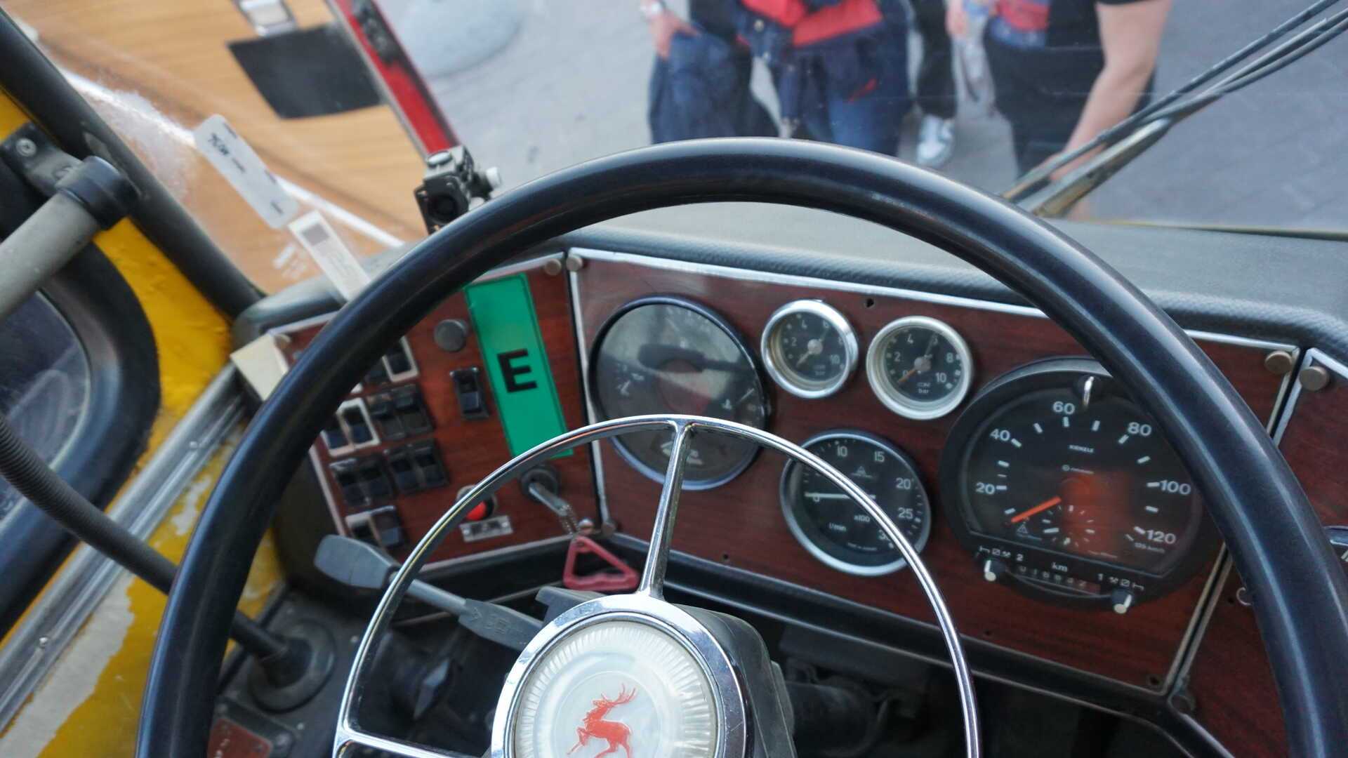 ikarus260-steeringwheel